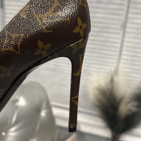 Louis Vuitton monogrammed pump with red patent toe. - Picture 3 of 5